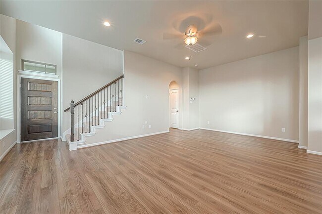 Building Photo - 8700 Laurel Crest Dr