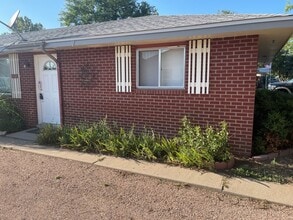 Building Photo - 2 Bed 1 Bath Duplex