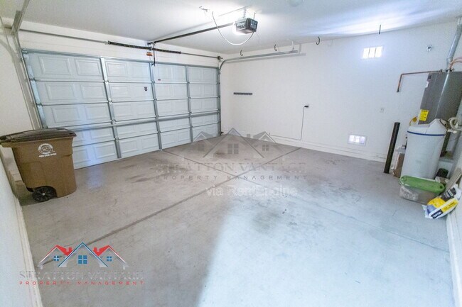 Building Photo - 631 W Stanley Ave