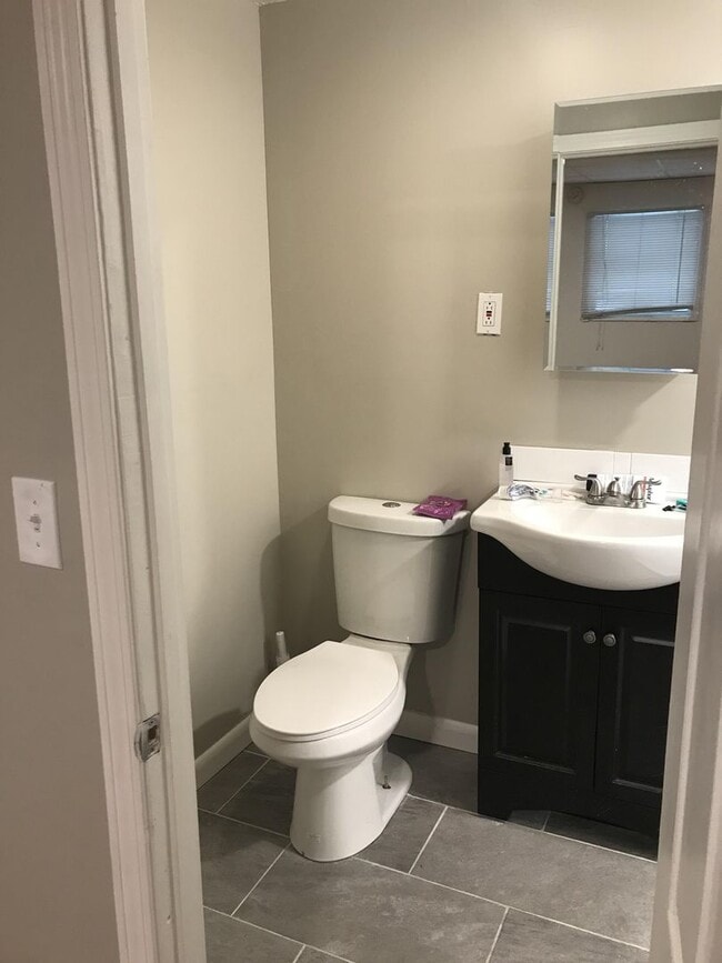 Building Photo - Don't miss out on this amazing deal!