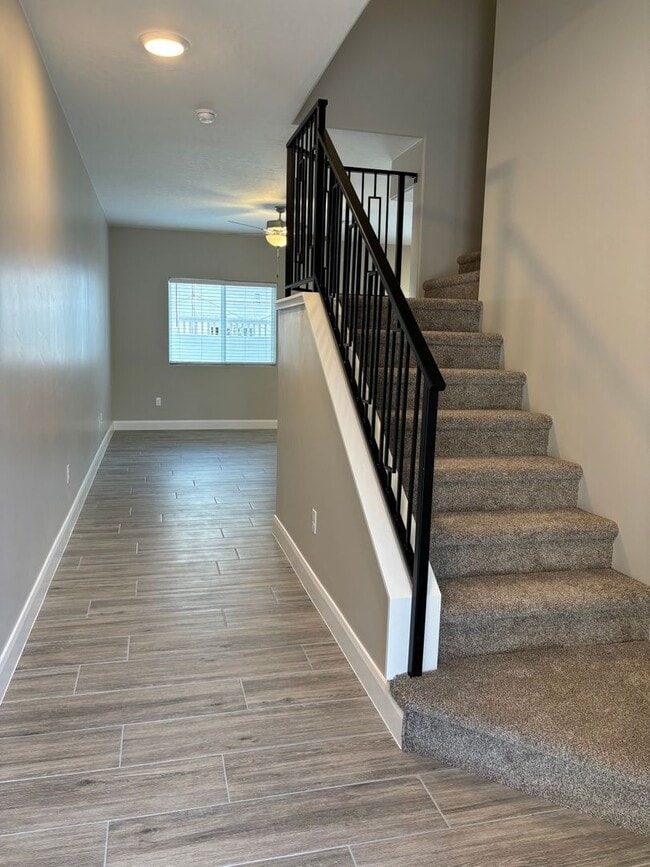 Building Photo - Beautiful Townhome!