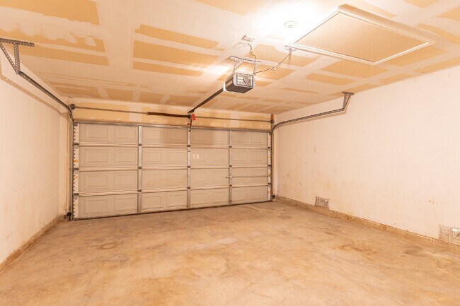 Building Photo - 8914 Walnut Springs