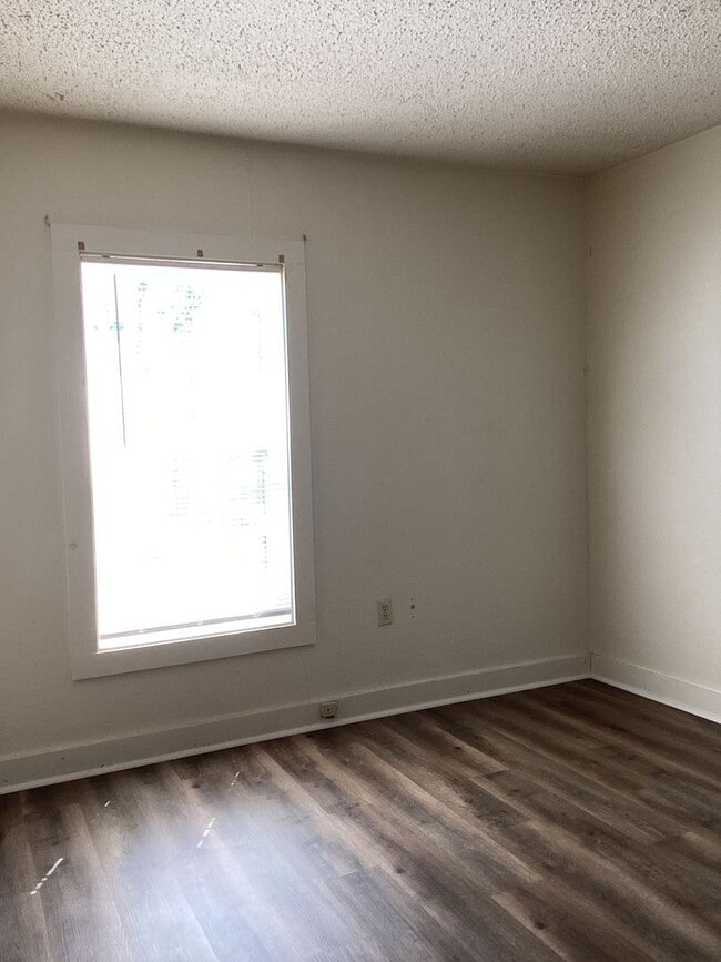 Building Photo - Charming 2 Bed 1 Bath Home Located in Portales!  Small Dogs and/or Cats Upon Approval!