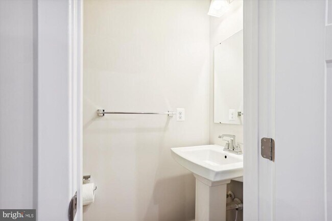 Building Photo - 14076 Sunrise Valley Dr