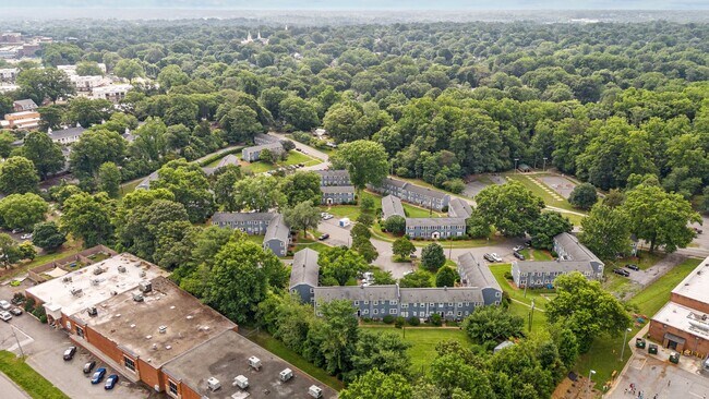 Building Photo - Renovated 2BR/1BA Condo close to shopping and the hospital