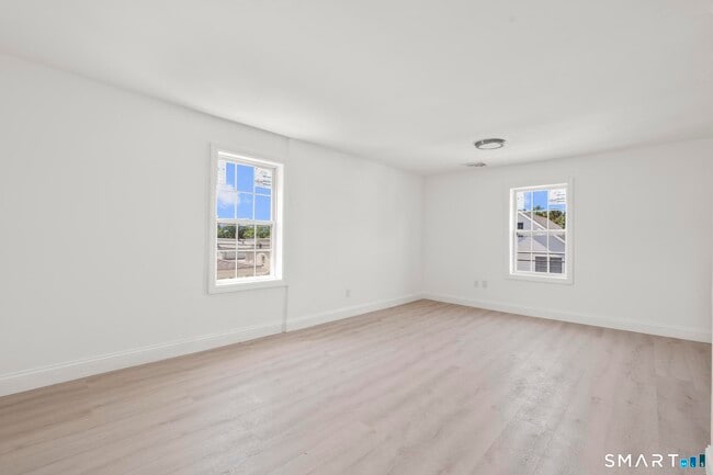 Building Photo - 64 Soundview Ave