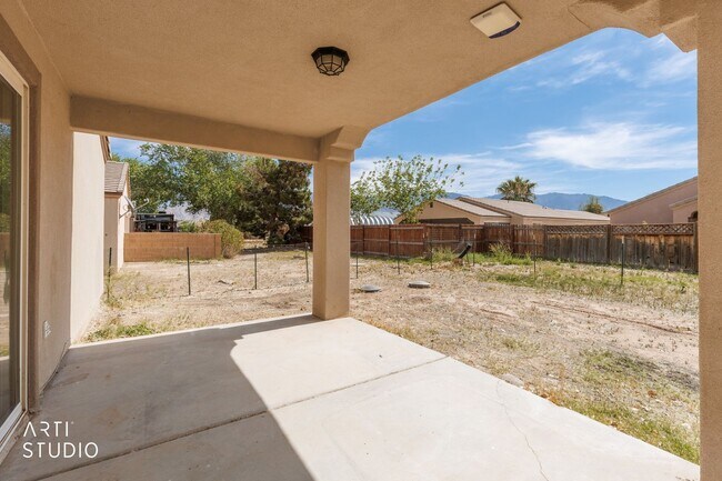 Building Photo - Beautifully Renovated 3-bedroom, 2-bathroom Home With 2-Car Garage in Beaver Dam, AZ!