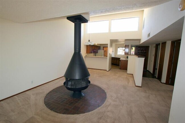 Building Photo - 830 Live Oak Rd NE