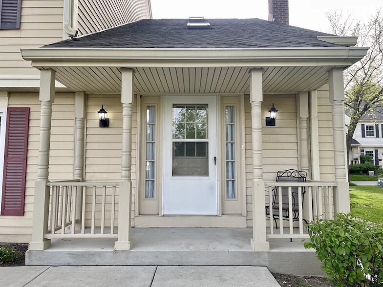 Building Photo - 2670 College Hill Cir