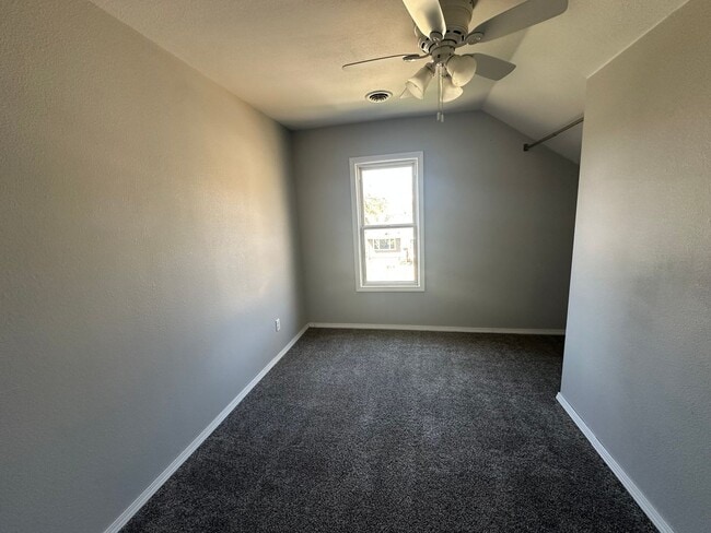 Building Photo - 4 Bedroom House!