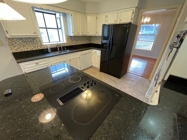 Building Photo - Charming 4 Bedroom Home in Downtown Shelbyville – Prime Location & Classic Comfort