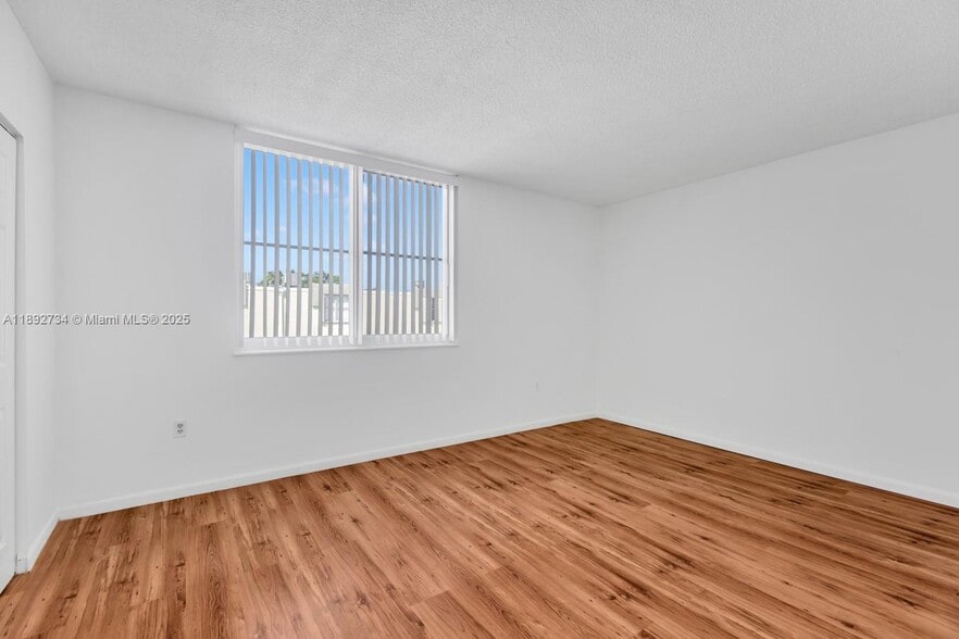 Building Photo - 1655 NE 115th St