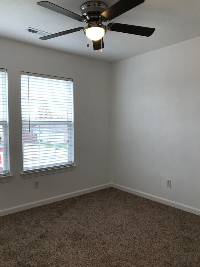 Building Photo - Wonderful 3 Bedroom 2 Bath Ranch