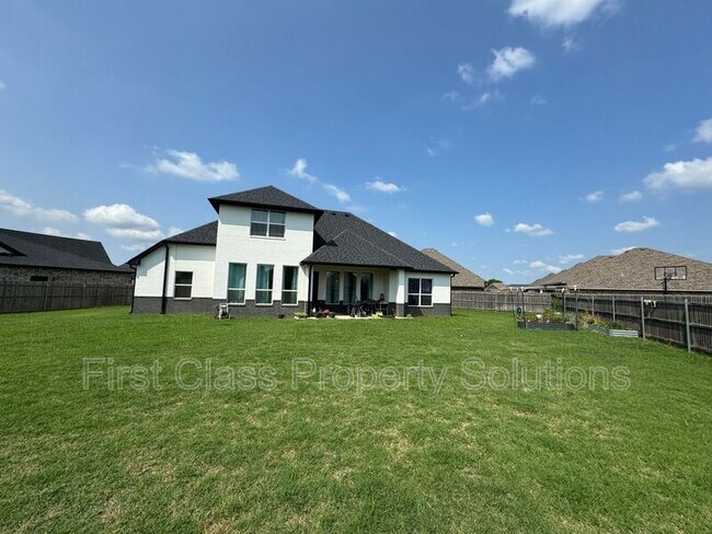 Building Photo - 5001 SW 128th Ct