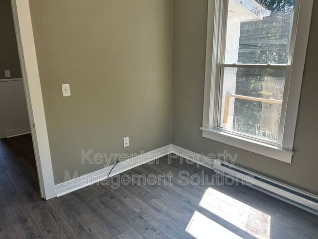 Building Photo - 311 Elm St
