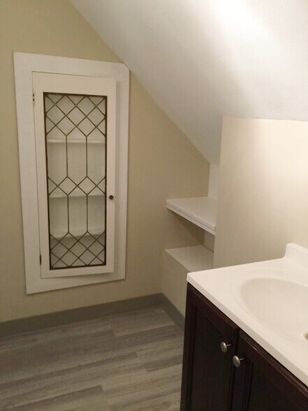 Master Suite Full Bath w/ Built-Ins - 2226 Lewis Dr