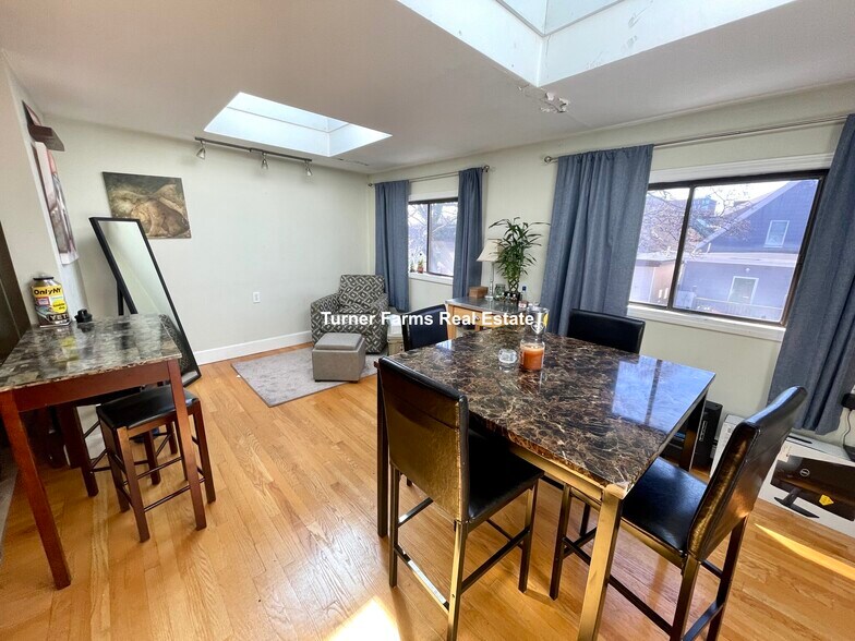 Building Photo - 10 Evergreen Ave