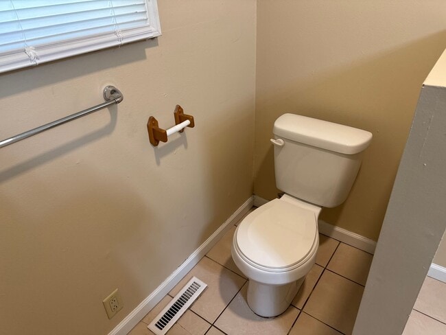 Building Photo - 3 Bedroom 2 Bath in Republic!  $1295