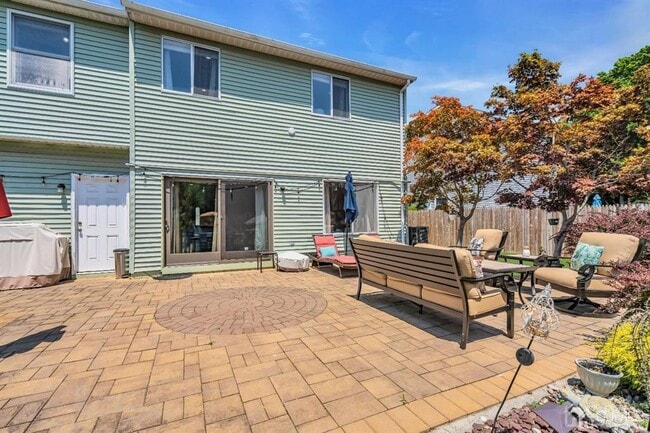 Building Photo - 47 Woodland Way