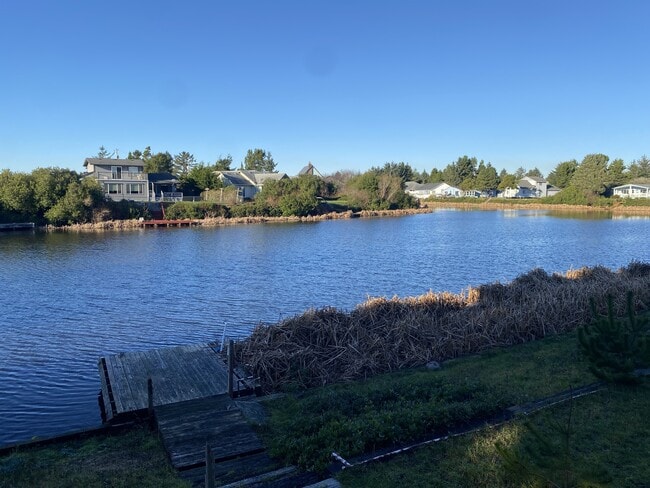 Building Photo - 348 Cockle St SW