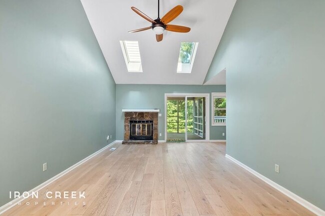 Building Photo - 8 Briar Knoll Ct