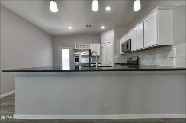 Building Photo - 552 Logwood Ave