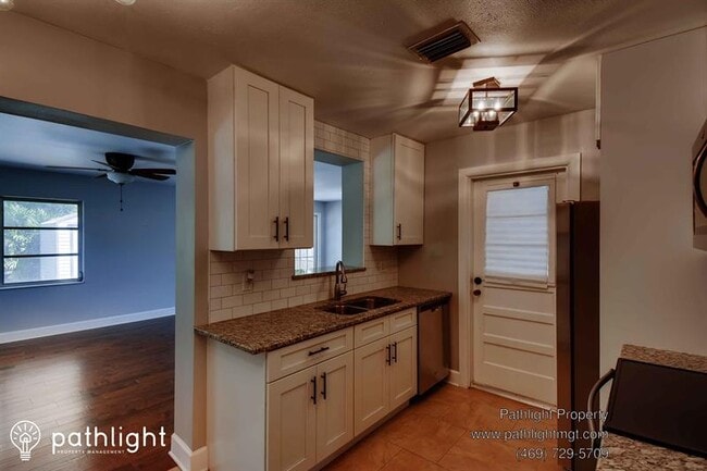 Building Photo - 1020 E Fern St