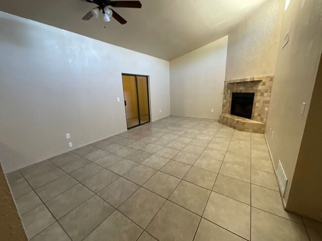 Building Photo - Central Tucson, close to University of Ari...