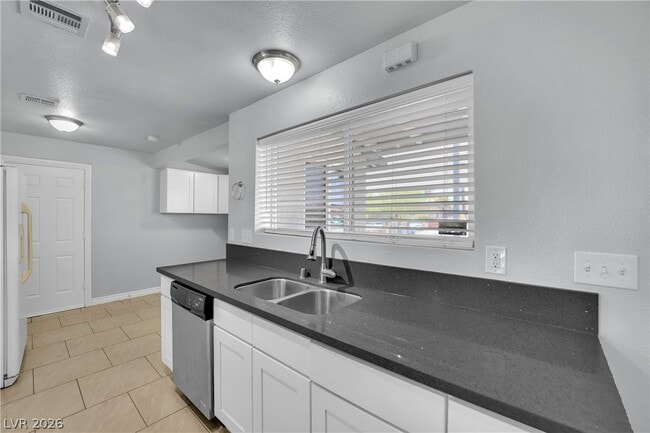 Building Photo - 2221 Santa Clara Dr