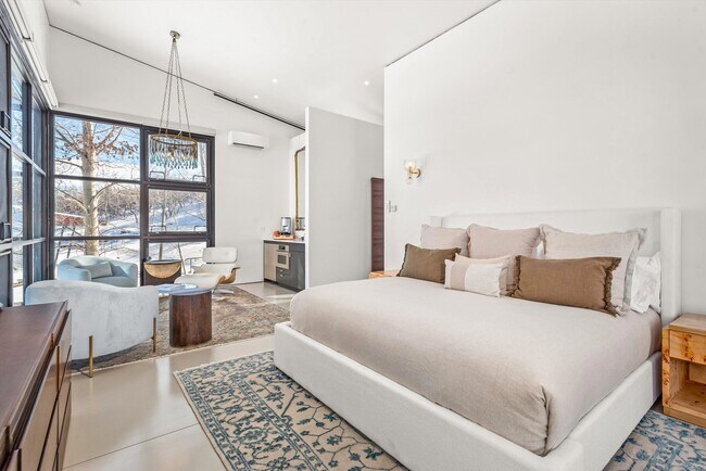 Building Photo - 2700 Juniper Hill Rd