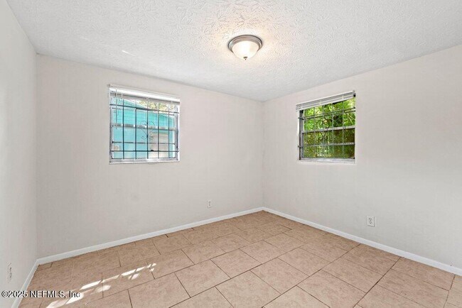 Building Photo - 4504 Lincrest Dr S