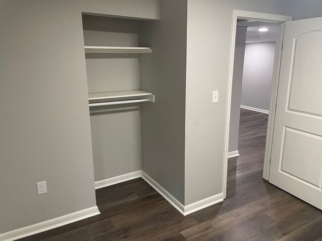 Building Photo - 2 Bedroom 1 Bath Duplex Utilities Included