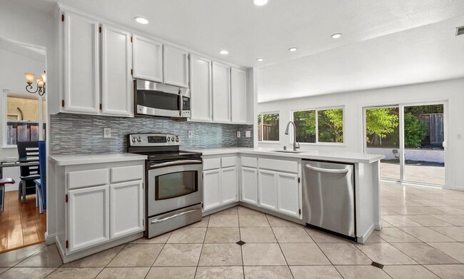 Building Photo - 4 bed 2 bath move-in ready home located in...