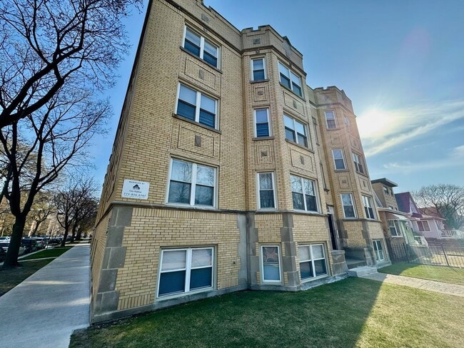 Building Photo - 3 Bedroom Apartment in Rogers Park