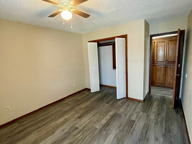 Guest bedroom #2 (right) - 100 Village Oaks Dr