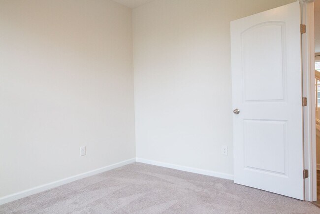 Building Photo - 2845 Beechwood Dr