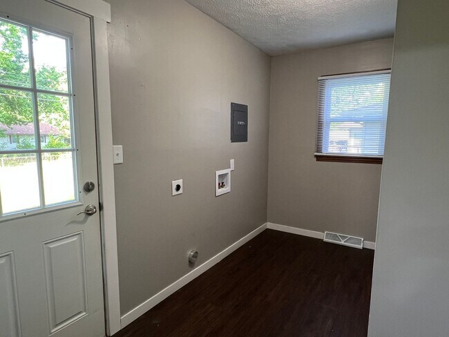Building Photo - Recently Remodeled 3 Bed / 2 Bath near Mercy Hospital