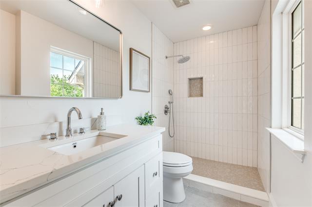 Building Photo - 5709 Lewis St