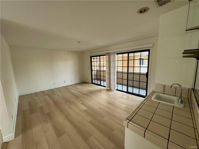 Building Photo - 526 S Catalina Ave