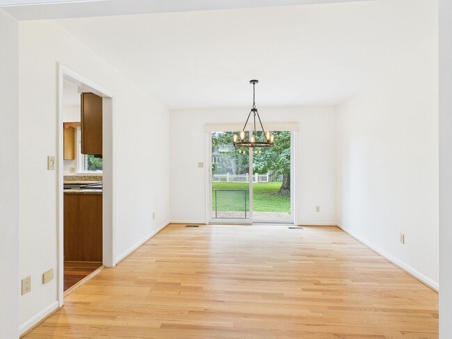 Building Photo - 701 Dogwood Ln