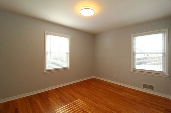 Building Photo - February FREE On This 3 Bedroom 2.5 Bath Home In Overland Park