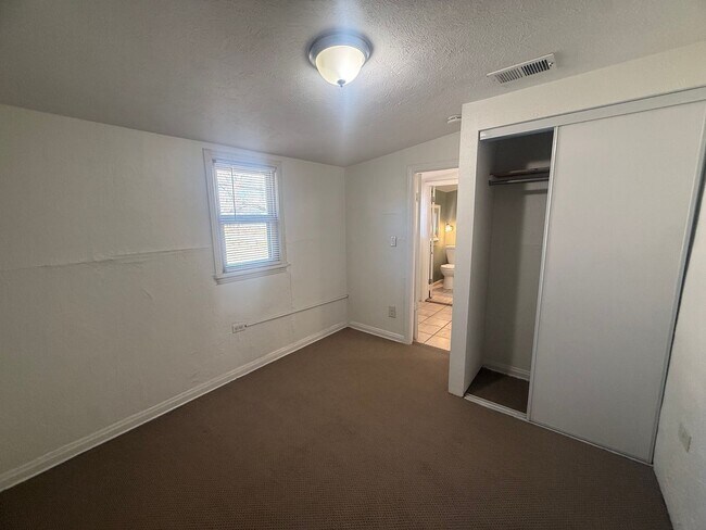 Building Photo - $0 DEPOSIT OPTION! CHARMING EDGEWATER 3 BED/2BATH HOME 3 BLOCKS FROM SLOAN'S LAKE