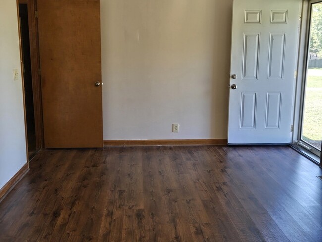 Building Photo - 2025 Stonebrook Dr