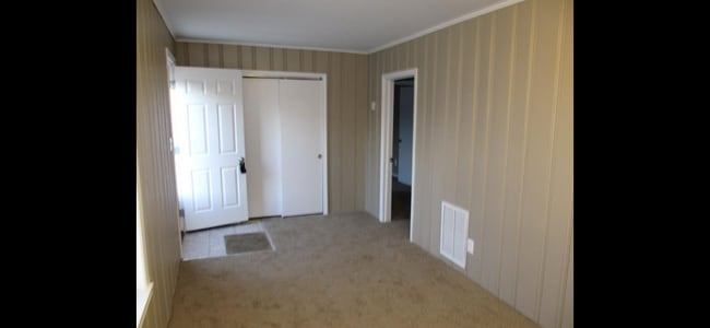 Building Photo - 10706 Hickman Mills Dr