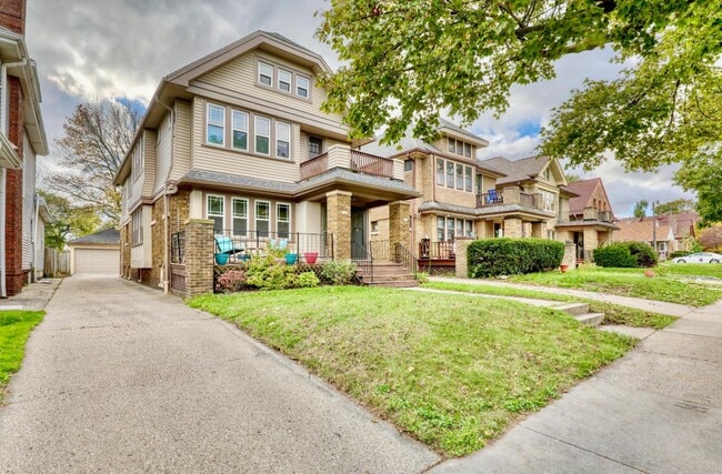 Building Photo - 5113 W Wisconsin Ave