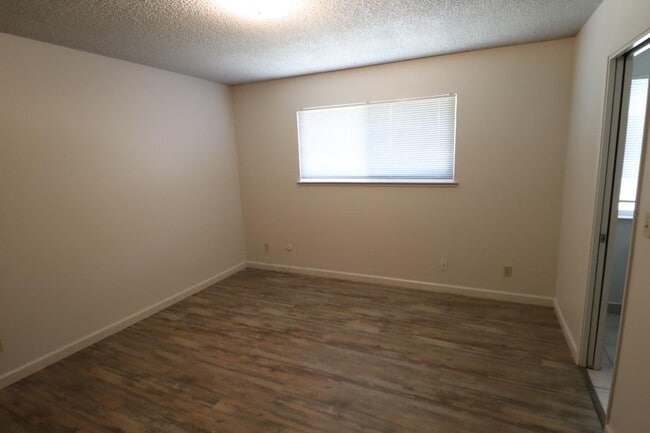 Building Photo - 3342 W Oswego Ave