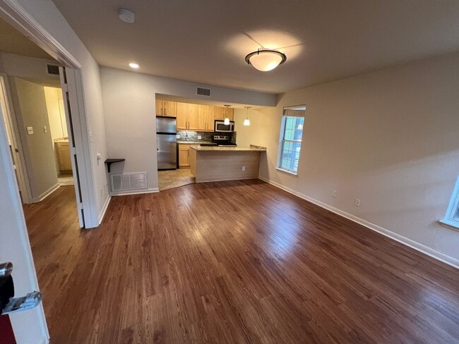 Building Photo - Fantastic Luxury 1-1 in the heart of Allandale