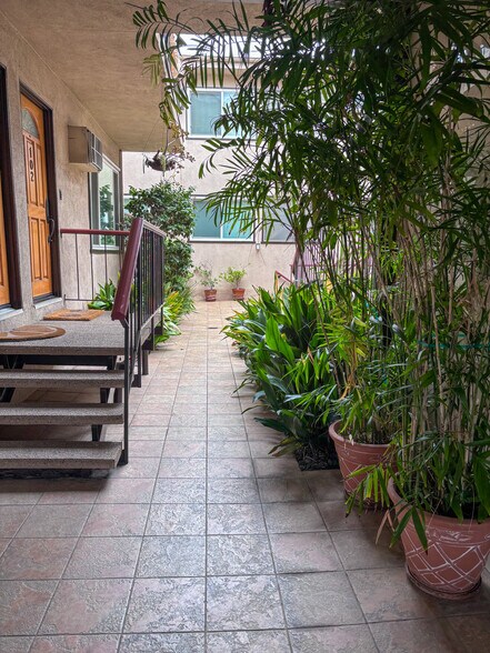 Courtyard 1 - 1730 Camden Ave