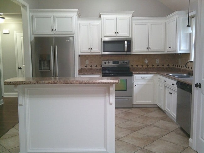 Building Photo - Spacious 3BR Home with Screened Porch, Fenced Backyard & Wired Shop in North Valdosta
