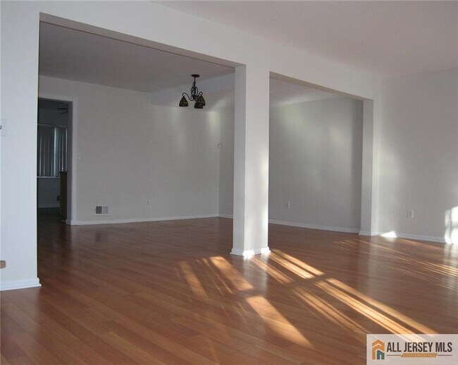 Building Photo - 6107 N Oaks Blvd